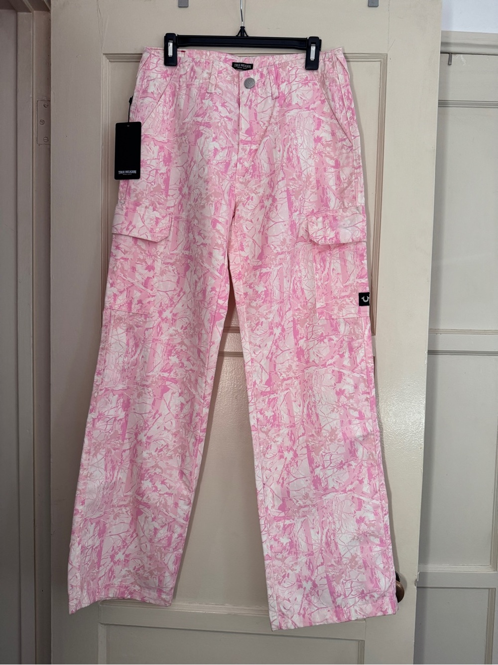 True Religion Light Pink Camo Cargo Pants Size 27  NWT